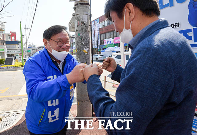 김태년 후보가 이천 시민과 인사하고 있다.