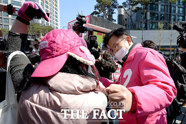 무언가를 발견한 황 대표, 저랑 정말 닮았는데요?