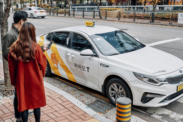 카카오모빌리티의 택시운송가맹사업 자회사인 KM솔루션은 울산·광주·의정부에서도 가맹 택시 카카오T 블루 시범서비스를 시작한다고 9일 밝혔다. /카카오모빌리티 제공