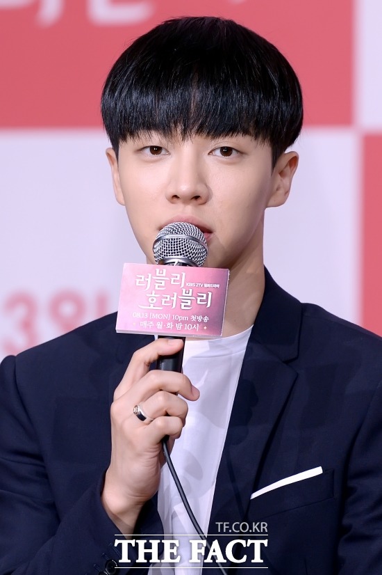 가수 겸 배우 이기광이 김근태 국민의당 후보가 제기한 사재기 의혹에 대해 명확한 근거와 자료를 달라고 밝혔다. 사진은 지난 2018년 KBS2 드라마 러블리 호러블리 제작발표회에 참석한 이기광. /이선화 기자