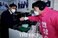 [TF포토] 유권자들과 주먹인사 하는 안상수 후보