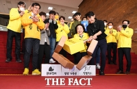 [TF포토] '18세 유권자도 정치에 참여합니다!'