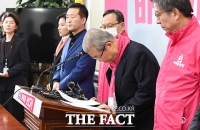 [TF포토] 고개숙인 김종인 미래통합당 선대위원장