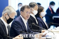  文대통령 '코로나19 백신 개발에 2100억 투자'