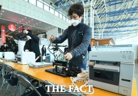 [TF포토] 투표장비 설치하는 선관위 관계자