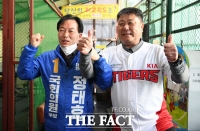 [TF사진관] 사전투표 독려 이벤트 대결 펼친 정태호-김성한