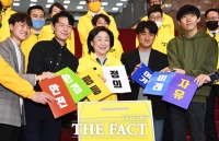 [TF포토] 심상정, '생애 첫 투표는 정의당으로!'