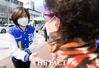 [TF포토] 지역 주민과 인사하는 김용진 후보 부인