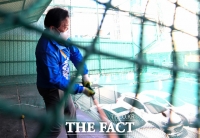 [TF포토] 힘차게 배트 휘두르는 정태호 후보