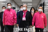 [TF포토] '막말 논란' 사과 위해 기자회견장 들어서는 김종인