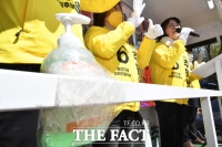 [TF포토] '손소독제' 붙어있는 추혜선 유세차