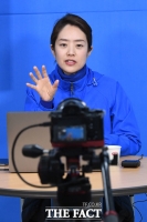 [TF포토] 고민정, '유튜브 방송으로 투표 독려'