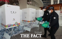 [TF사진관] '안전한 사전투표 위해 철저한 방역'