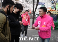 [TF포토] 직접 인사하며 지지 호소하는 김태우 후보