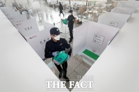 [TF포토] 기표소 구석 구석 꼼꼼하게 방역