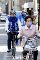 [TF사진관] 김영호, 주민과 함께 '자전거 탄 유세'