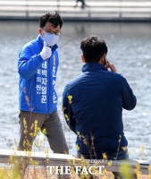 [TF포토] 진성준 후보 '엄지척, 1번 아시죠?'