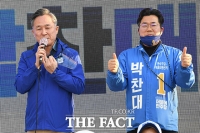 [TF포토] 박찬대 후보 지원유세 나선 표창원 의원
