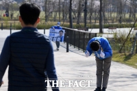 [TF포토] 고개 숙이며 지지 호소하는 진성준 후보