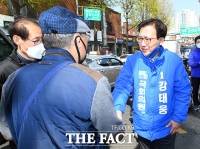 [TF포토] 상인들에게 지지 호소하는 강태웅 후보