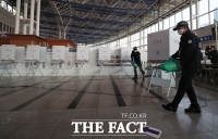 [TF포토] 방역 작업하는 서울역 사전투표소