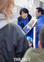 [TF포토] 밝은 미소로 인사하는 남영희 후보