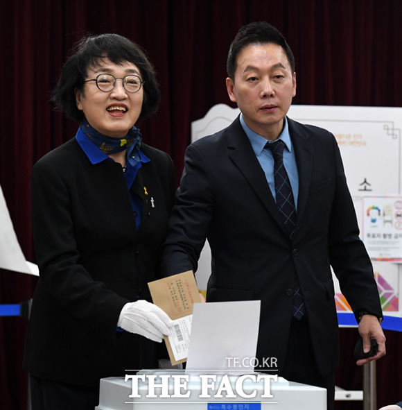 정봉주 열린민주당 최고위원(오른쪽)과 김진애 비례대표 후보가 10일 오전 서울 마포구 서강동 주민센터에서 4.15총선 사전투표를 진행하고 있다. /임세준 기자