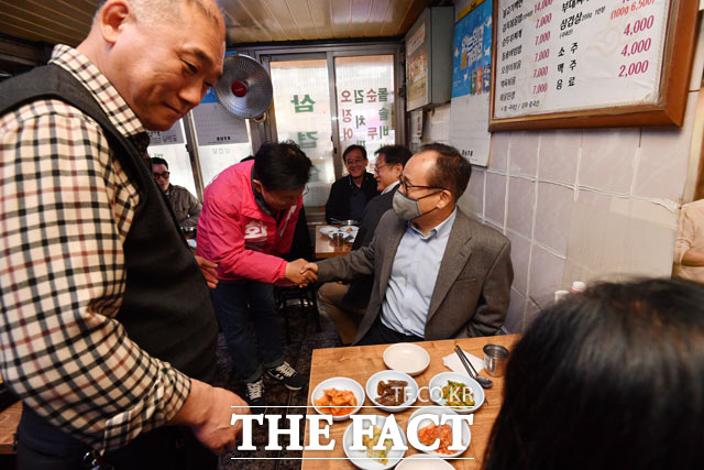 점심 식사를 앞두고 식당 손님들에게 인사와 양해 구하는 황 후보