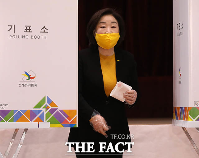 기표소에서 나오는 심 후보