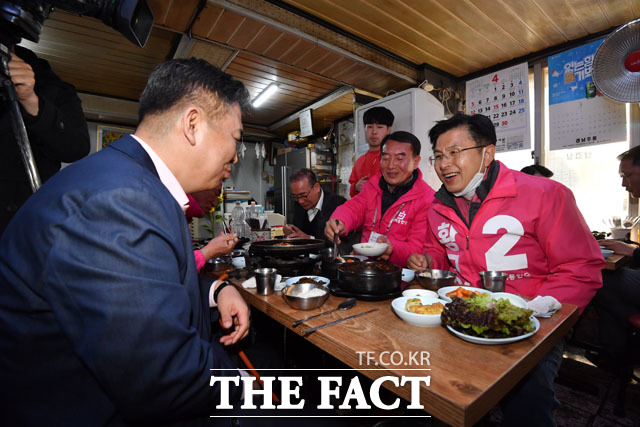 황교안 미래통합당 종로 국회의원 후보(오른쪽)가 10일 오전 서울 종로구 세운상가 인근 식당을 찾아 식사를 하고 있다. 왼쪽은 최승재 미래한국당 비례대표 후보. /남윤호 기자