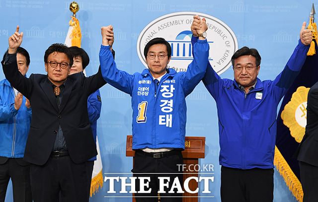 더불어민주당 4·15 총선 공천에서 탈락해 무소속으로 출마한 서울 동대문을 민병두 후보(왼쪽)가 10일 서울 여의도 국회 소통관 기자회견장에서 불출마를 선언한 뒤 장경태 더불어민주당 후보(가운데)를 지지하겠다고 밝히고 있다. / 국회=배정한 기자