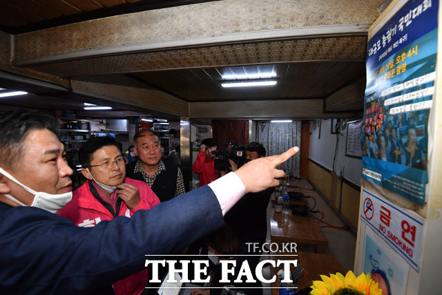 방문한 식당에 걸려있는 최저임금 제도 개선 촉구 대규모 총궐기 국민대회 포스터