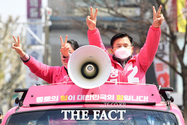 황교안 미래통합당 종로 국회의원 후보가 10일 오전 서울 종로구 세운상가 인근에서 유세를 펼치며 지지를 호소하고 있다. /남윤호 기자