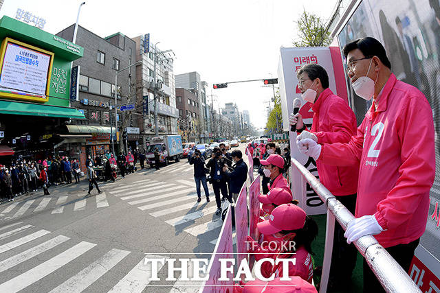 손 꼭 잡은 유승민과 김성동