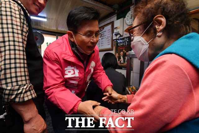 나이지긋한 어르신과 손도 잡고