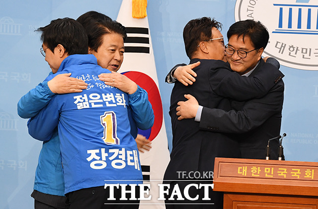 민병두 의원을 격려하는 더불어민주당 의원들