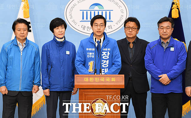 민병두 의원(왼쪽 네번째)에게 감사인사 전하는 장경태 후보(가운데)