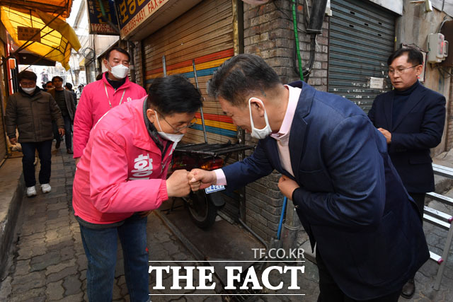 미래한국당 비례대표 최승재 후보(오른쪽) 만나 인사하는 황 후보