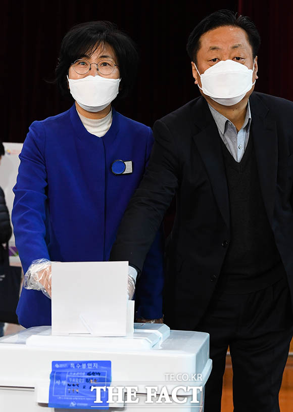 남편 김윤기 씨(오른쪽)과 함께 투표하는 문명순 후보