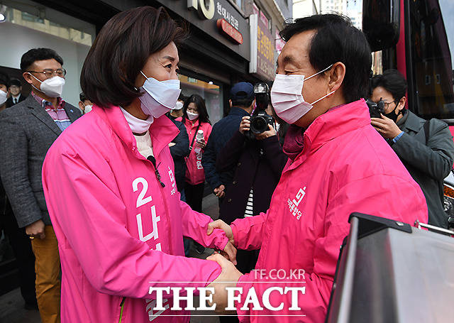 마스크 쓰고 반가운 인사 동작구을에 출마한 나경원 미래통합당 후보와 지원 유세 나온 김성태 의원.