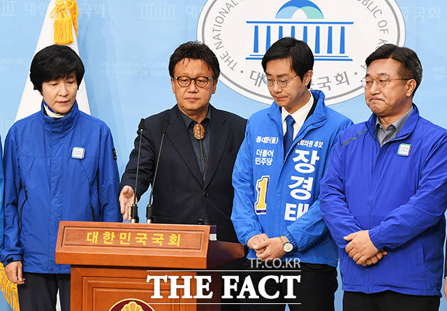 장경태 후보(왼쪽)에게 마이크를 넘기는 민병두 의원(왼쪽 두번째)