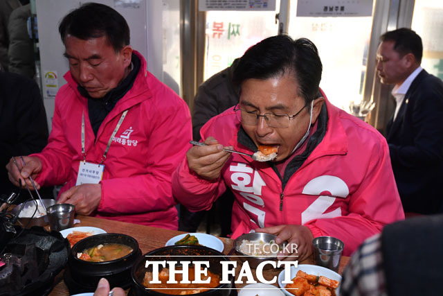 깍두기 올려서 한 입