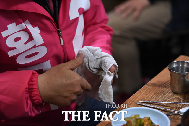 바쁜 일정에 까맣게 변한 손, 물수건으로 닦은 뒤 소독까지 마친 황교안 후보