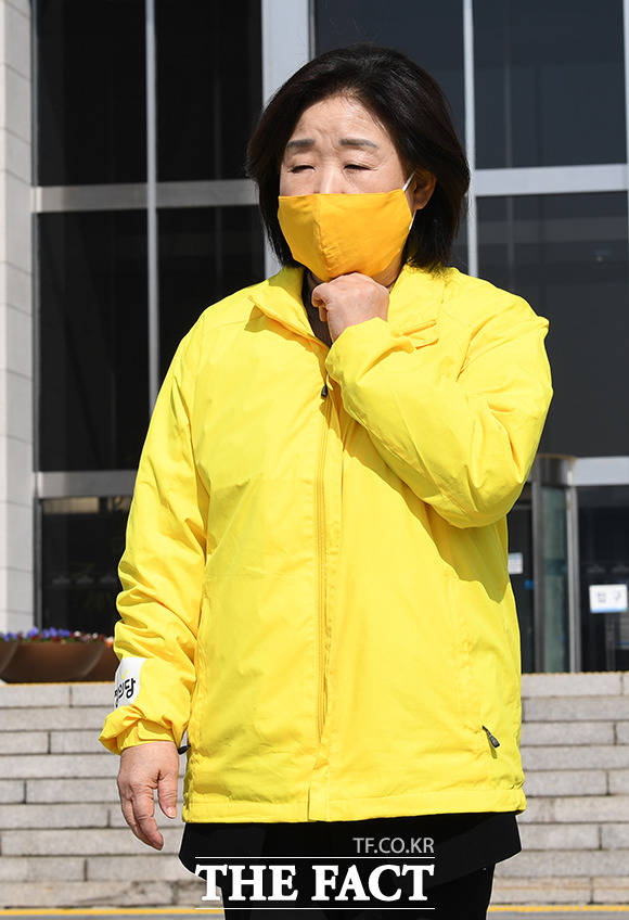 노란색 마스크 쓴 철의 여인 국회 본청 앞에 모습 드러낸 심상정 정의당 대표.