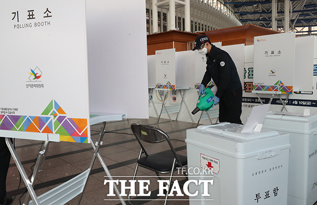 10일 21대 국회의원 선거 사전투표가 실시된 가운데 첫날 투표율이 12.14%로 역대 최대치를 기록했다. 서울 용산구 서울역 대합실에 설치된 남영동 사전투표소에서 방역 관계자들이 기표소를 방역·소독하고 있다. /이동률 기자