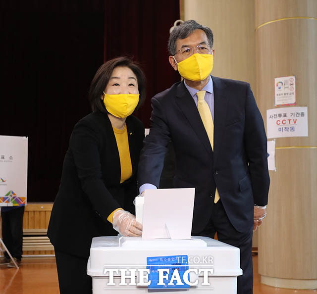 남편 이승배 씨(오른쪽)과 함께 투표하는 심상정 후보