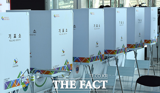 통신3사는 이날부터 사전투표가 시작된 총선에 대비해 디도스 공격에 대한 대응 준비에도 속도를 높이고 있다. 사진은 서울역 대합실에 설치된 사전투표소. /이동률 기자