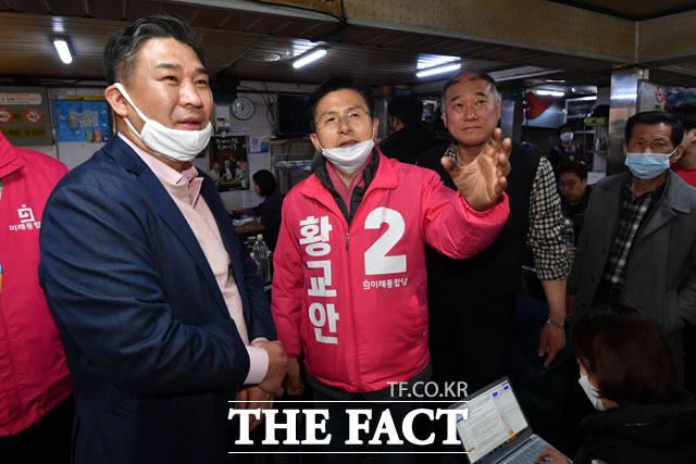 대화 나누는 최승재와 황교안 후보