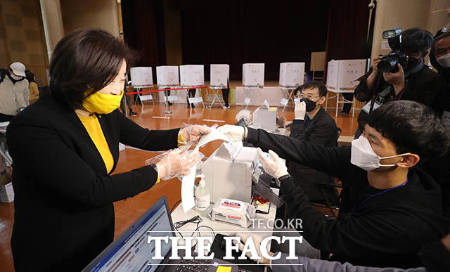 이어 사전투표소를 찾은 정의당 심상정 후보