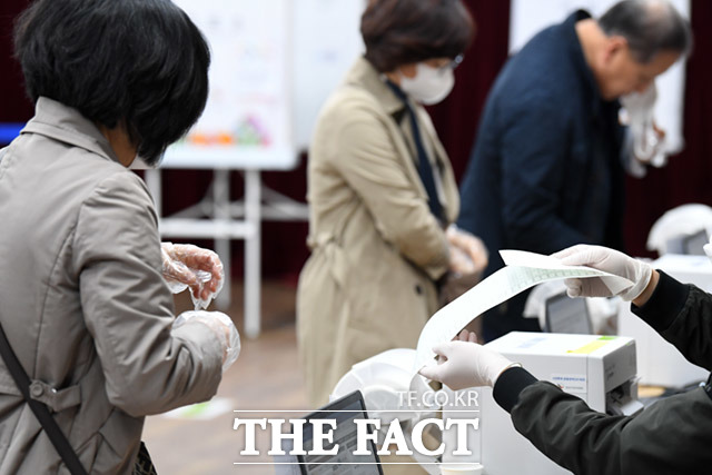 10일 오전 서울 마포구 서강동 주민센터에서 4.15총선 사전투표가 진행중인 가운데 한 시민이 투표용지를 받고 있다. /임세준 기자